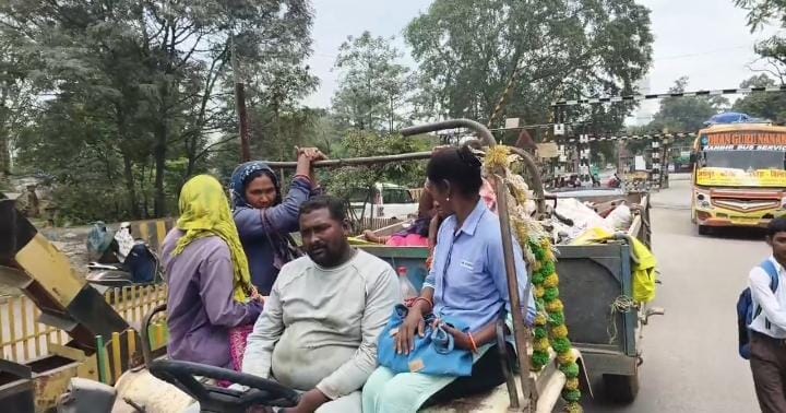 Swachhta Didis found sitting on garbage heap, transported by unnumbered tractor, video goes viral, Commissione