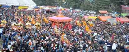 कुल्लू दशहरा उत्सव के समापन अवसर पर लंका दहन के लिए निकली भगवान रघुनाथ की यात्रा।-संवाद