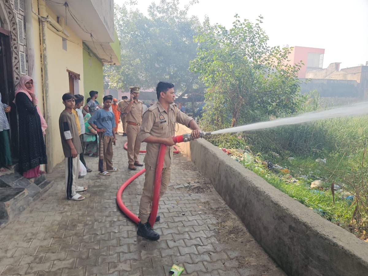 Etah News: तालाब में कूड़े का ढेर बना मुसीबत, फिर लगी आग