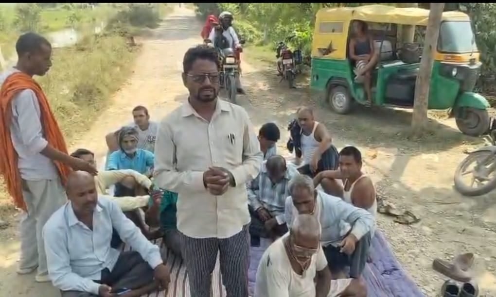 Prayagraj News: सड़क डामरीकरण की खानापूर्ति पर विरोध में उतरे ग्रामीण