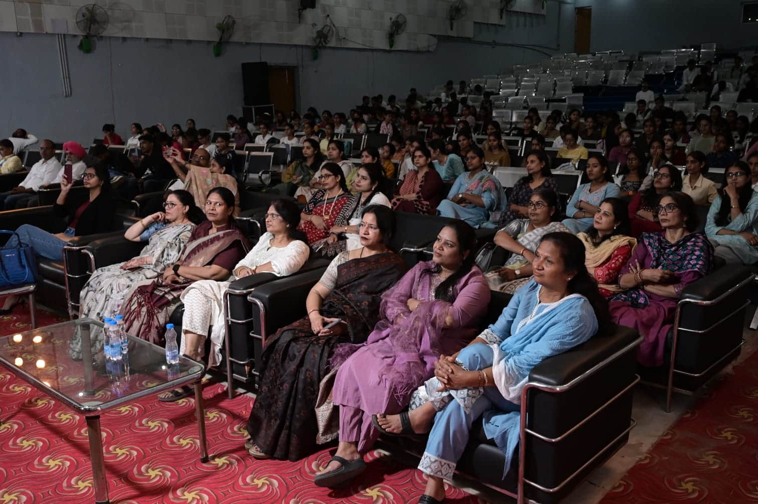 कार्यक्रम के दौरान उपस्थित विद्यार्थी व महाविद्यालय स्टाफ। स्रोत: महाविद्यालय