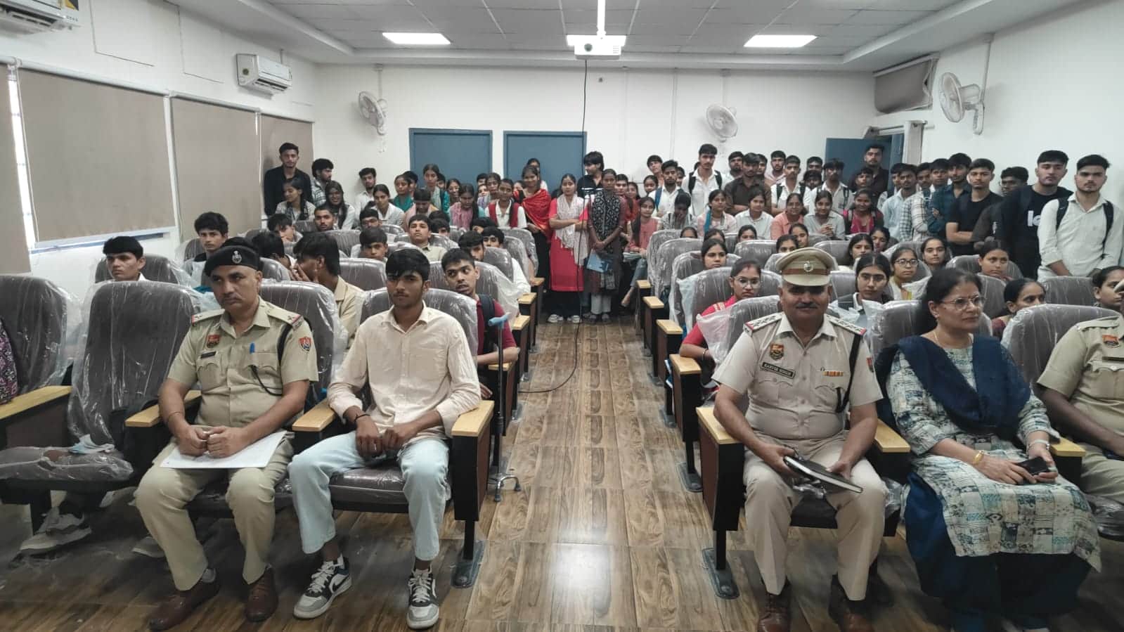कार्यक्रम में भाग लेते विद्यार्थी व स्टाफ। स्रोत : पुलिस