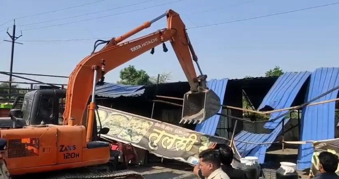 इंदौर: सुपर कॉरिडोर में चला प्रशासन का बुलडोजर, आईडीए की 20 हजार वर्गफीट सरकारी जमीन अतिक्रमण मुक्त