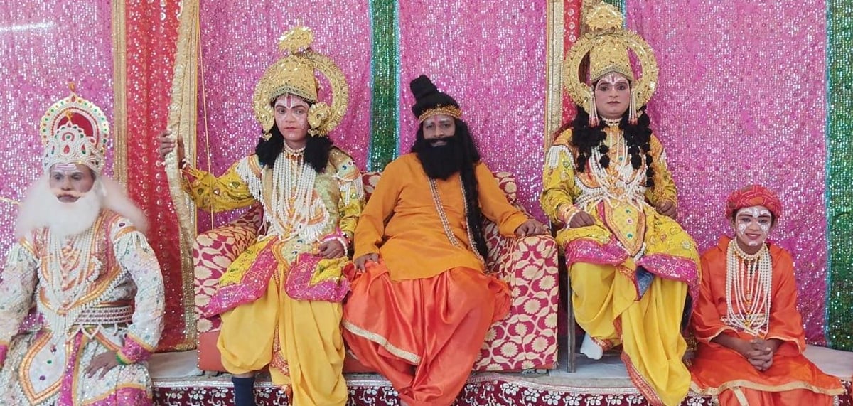 Shahjahanpur News: रामलीला में रावण-बाणासुर संवाद और धनुष यज्ञ का मंचन किया