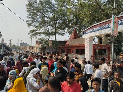 खानपुर थाने के बाहर प्रदर्शन के दौरान जमा भीड़। संवाद