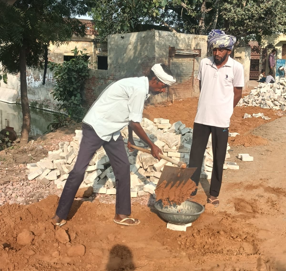 Bhiwani News: खरक खुर्द में पंचायती तालाब का होगा सुंदरीकरण, चहारदीवारी का काम शुरू