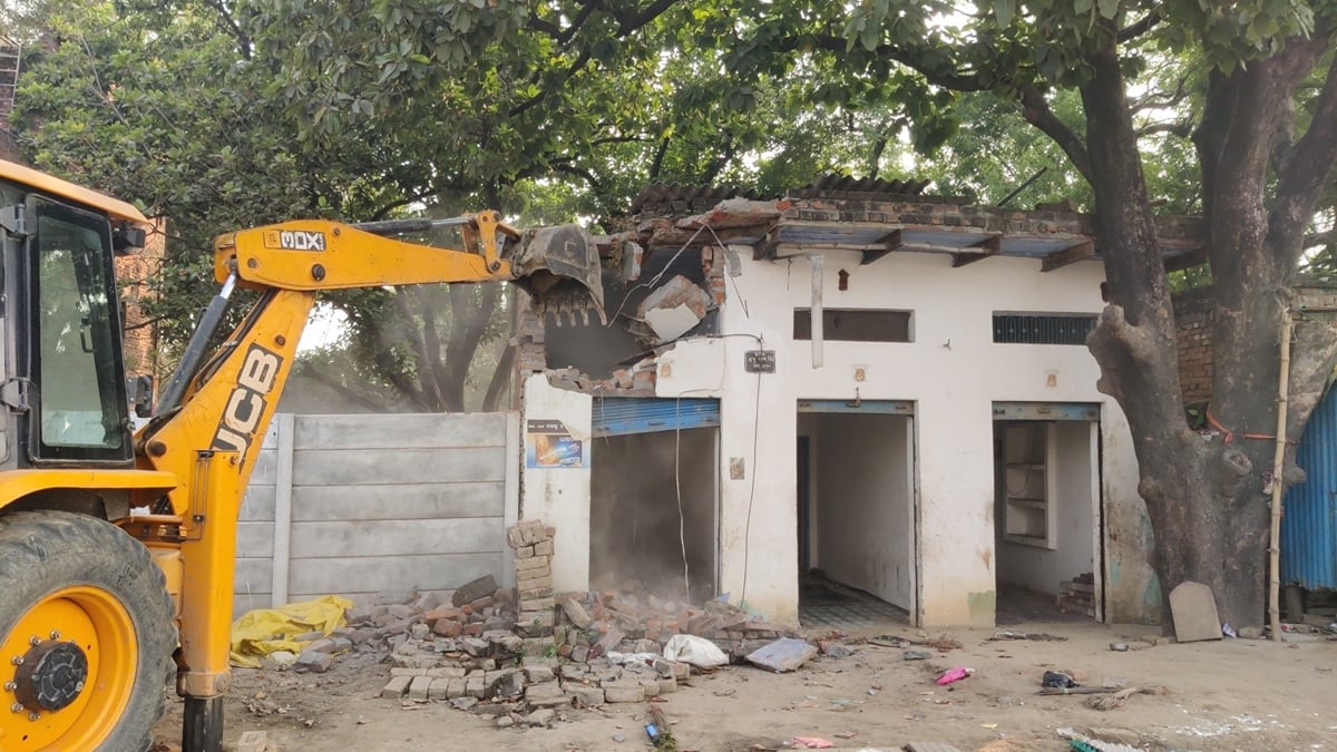 Bhadohi News: टोल प्लाजा के पास चला बुलडोजर कोर्ट के आदेश पर अतिक्रमण गिराया