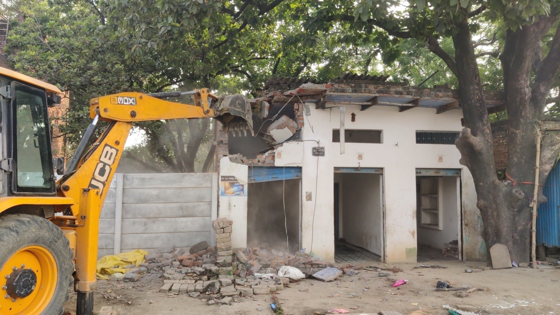 लालानगर में जेसीबी से हटाया जा रहा अतिक्रमण । संवाद