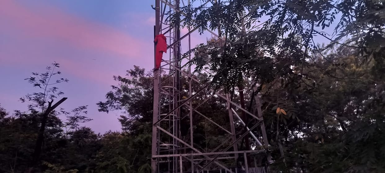 Girlfriend, upset with her boyfriend, climbs a tower