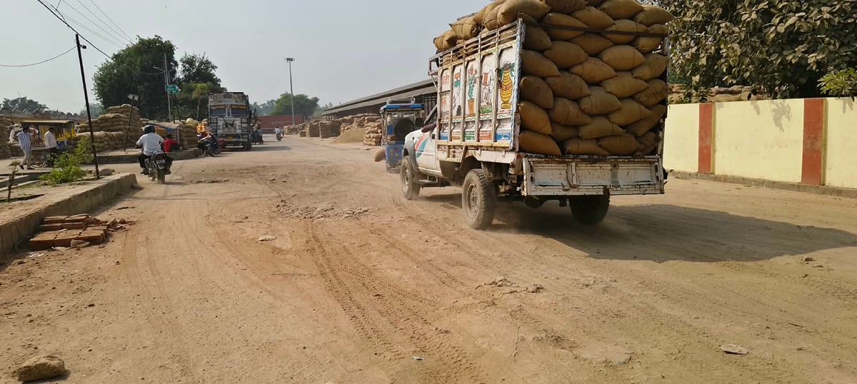 Kaushambi News: ओसा मंडी में अव्यवस्थाओं का अंबार... पानी से लेकर रोशनी तक का संकट