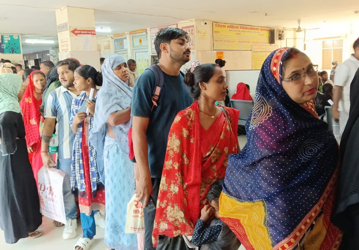 Pratapgarh News: महिला अस्पताल के दो प्रिंटर खराब, एक ही काउंटर पर मिल रहा पर्चा