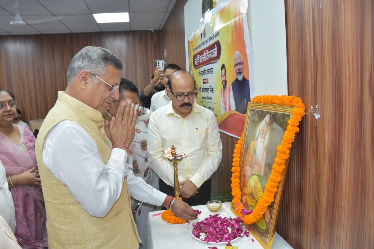 महर्षि वाल्मीकि को नमन करते पूर्व मंत्री कंवरपाल। प्रवक्ता