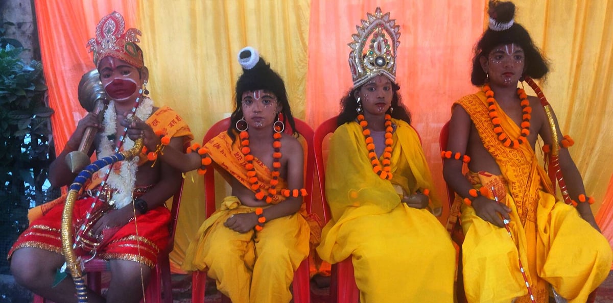 Azamgarh News: राम-सीता की झांकी सजी, रावण के पुतले का दहन