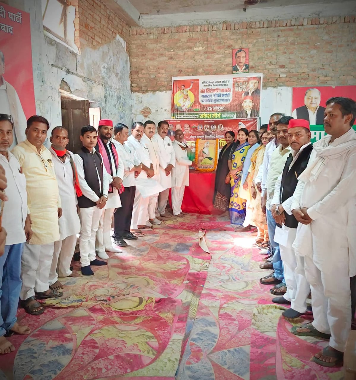 Jaunpur News: सपा कार्यकर्ताओं ने वाल्मीकि और नामदेव महाराज की जयंती मनाई