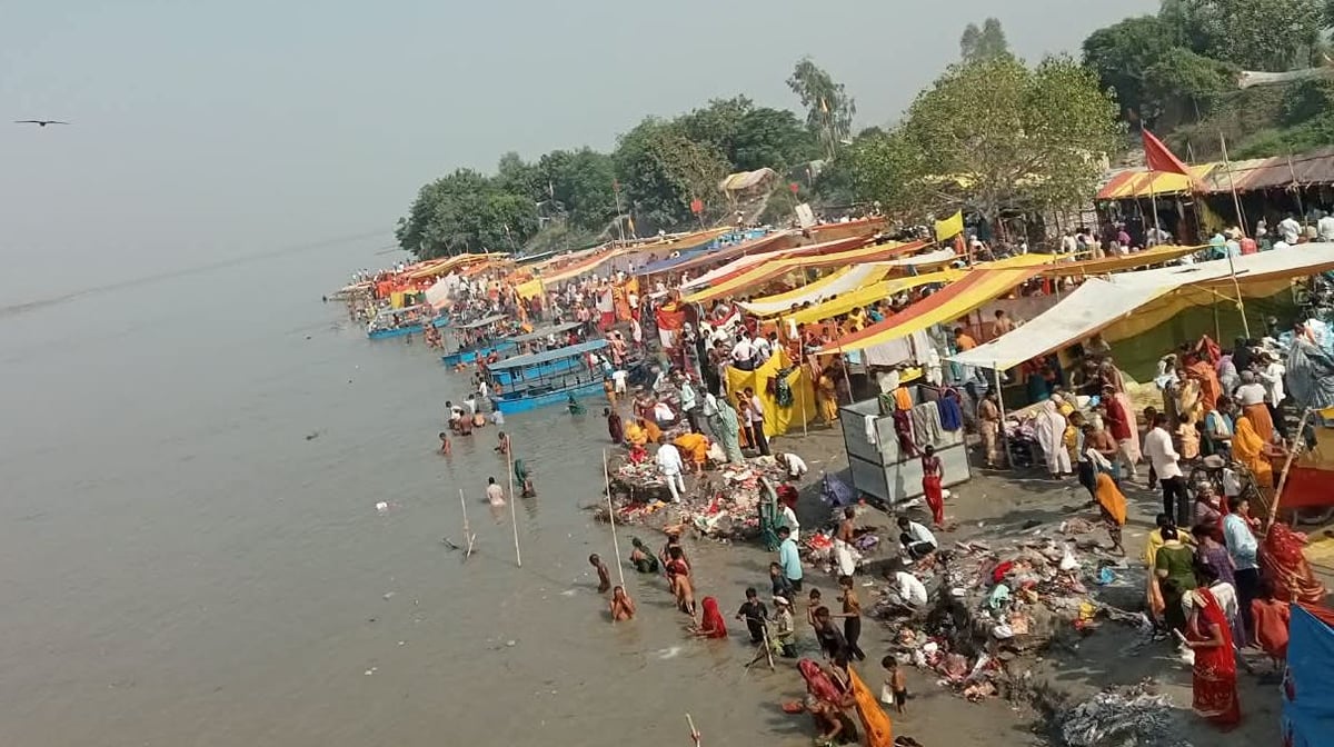 Shahjahanpur News: सूर्योदय से पहले हजारों श्रद्धालुओं ने लगाई डुबकी, हवन-पूजन कर दान भी किया