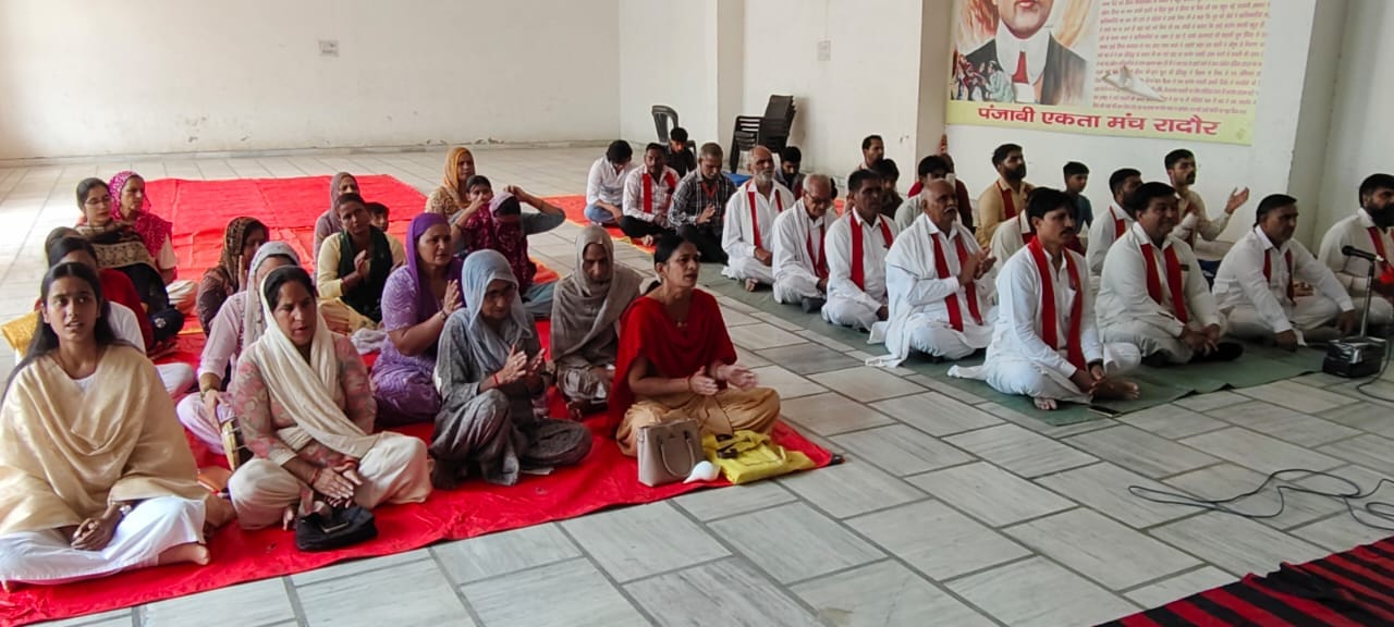 मासिक महाआरती में उपस्थित श्रद्धालु। संस्थान
