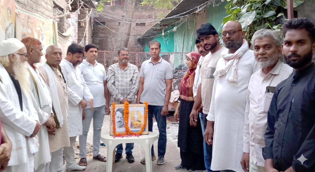 Bhadohi News: जयंती पर महर्षि वाल्मीकि और गणेश शंकर विद्यार्थी को किया गया नमन