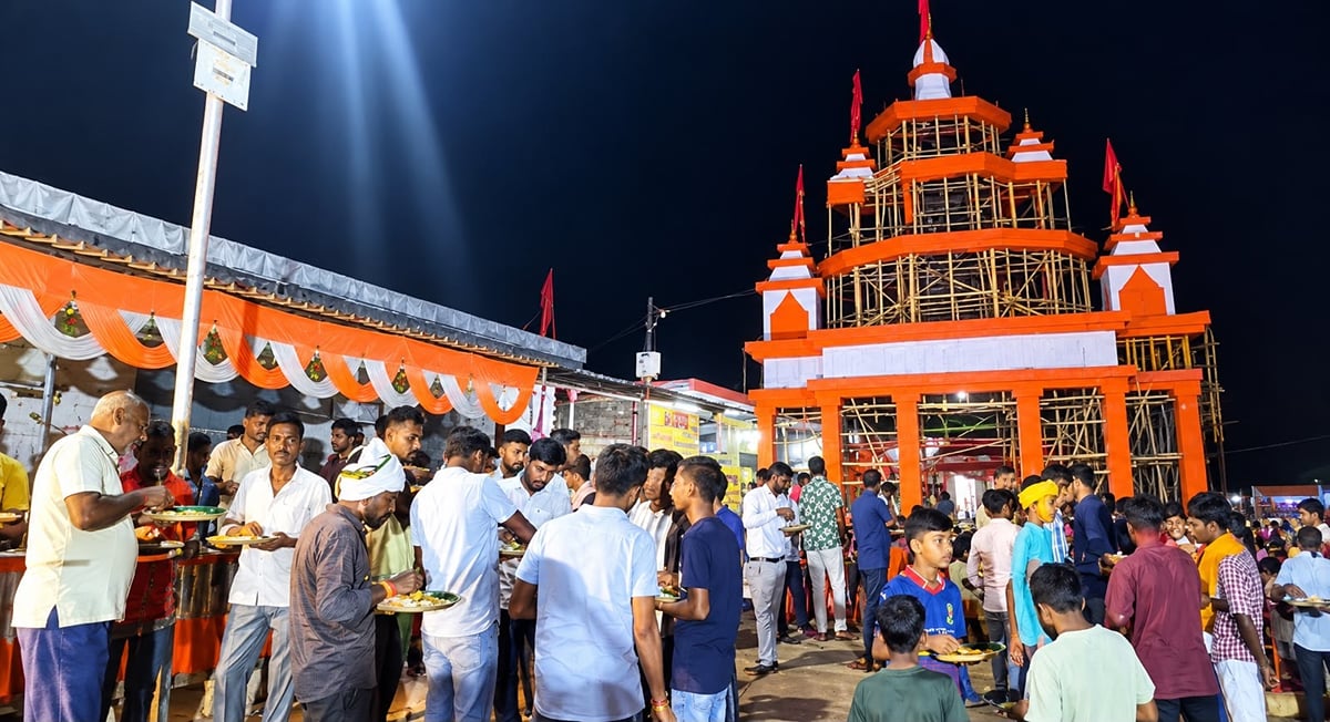 Bhadohi News: दुर्गा पूजा के बाद भंडारे में श्रद्धालुओं ने लिया प्रसाद