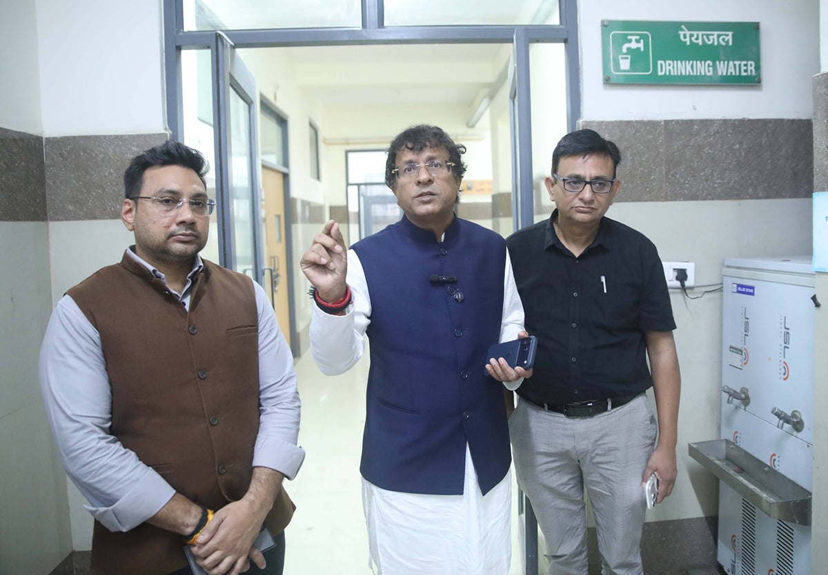 Noida News: सीएचसी में रोशनी, सुरक्षा और पानी की व्यवस्था