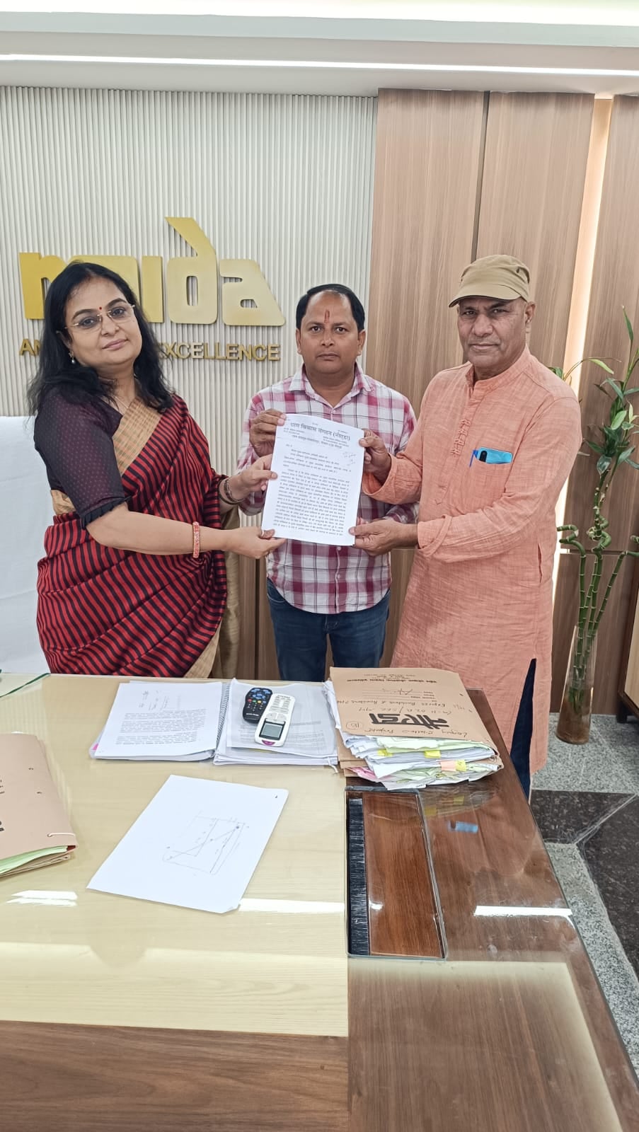 Noida News: प्राधिकरण के सेक्टर-96 दफ्तर में प्रवेश को पास के लिए भीड़