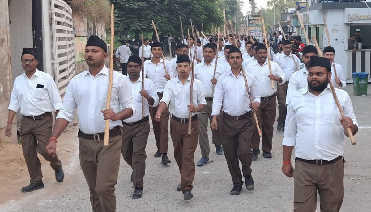 Mirzapur News: नगर में स्वयंसेवकों ने किया पथ संचलन