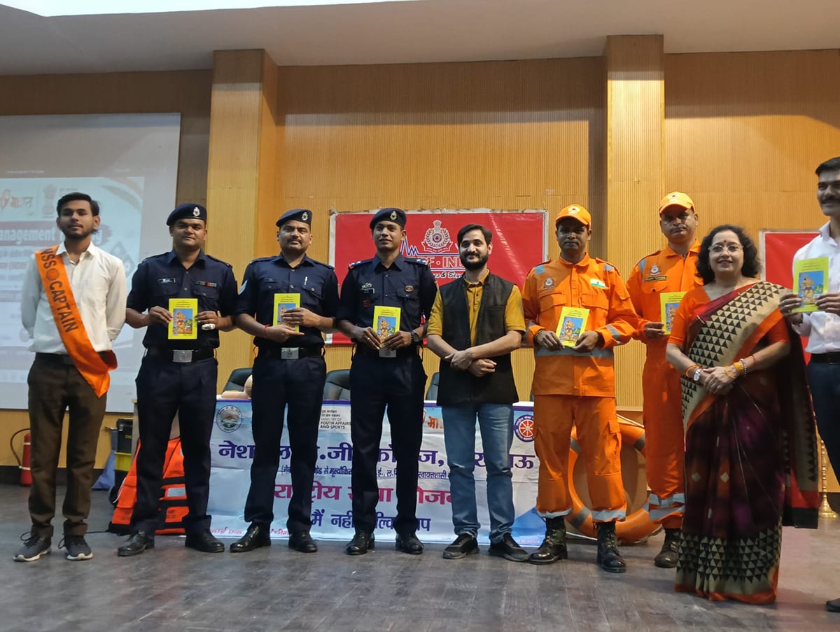 Lucknow News: नेशनल पीजी कॉलेज में एनडीआरएफ ने छात्रों को सिखाए आपदा से बचाव के तरीके