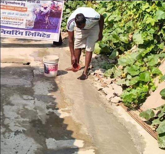 Azamgarh News: पाइपलाइन बिछाने के बाद टूटी सड़कें नहीं बनीं तो करें शिकायत