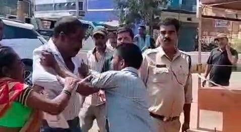 शहडोल: गुमटी हटाने पर मचा बवाल, पुलिस के सामने ही भिड़े दो पक्ष, महिला ने मारपीट और धमकी देने के आरोप लगाए