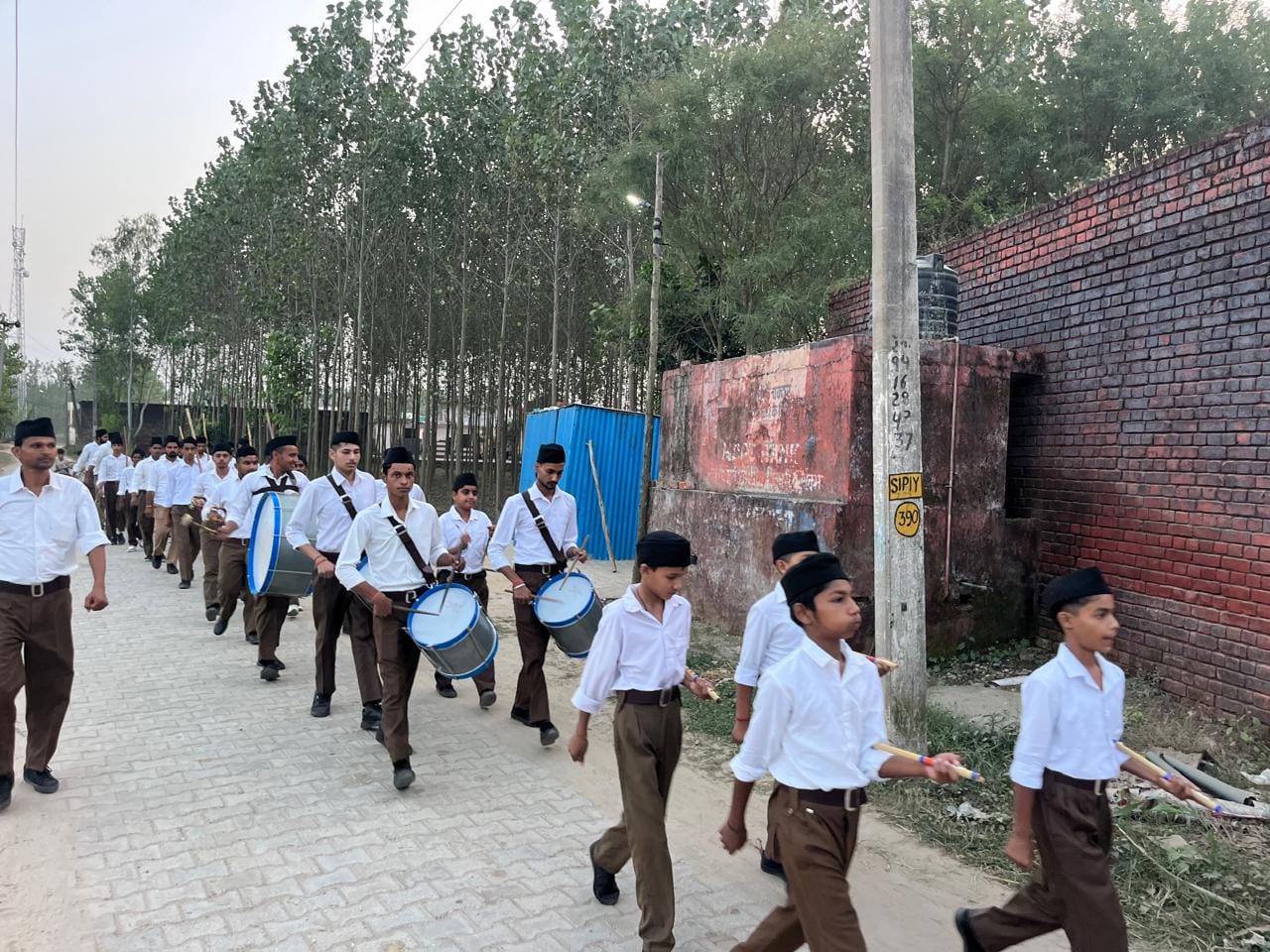 प्रतापनगर में पथ संचलन में हिस्सा लेते स्वयं सेवक। प्रवक्ता