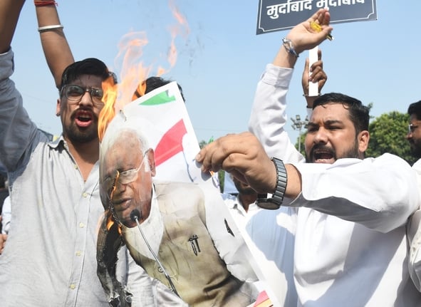 Lucknow News: खरगे की टिप्पणी के विरोध में भाजपा का प्रदर्शन, सार्वजनिक माफी की मांग