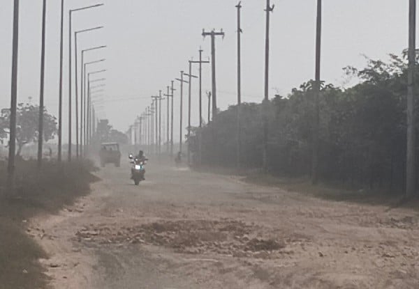 Noida News: जर्जर सड़कों से उड़ रहीं धूल, राहगीर परेशान