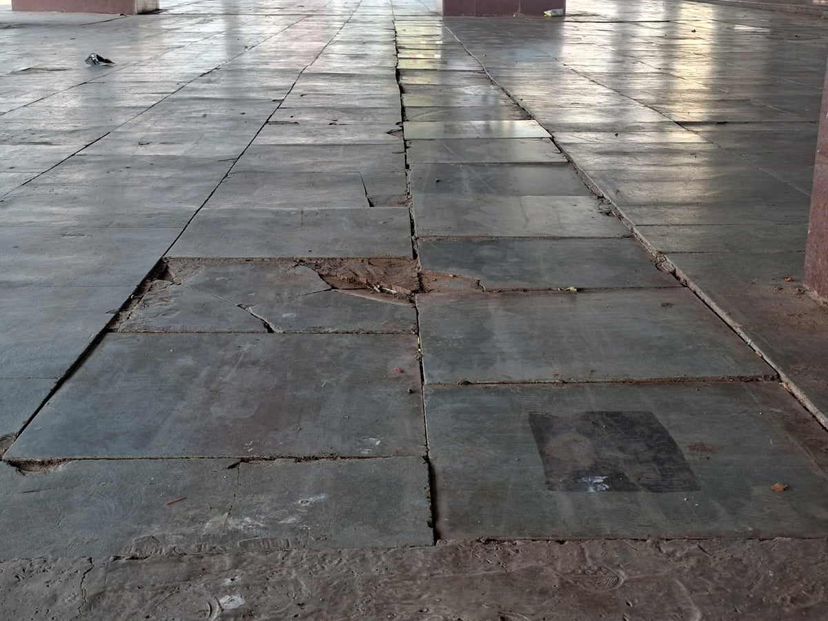 Lalitpur News: रेलवे स्टेशन के नवीन प्लेटफार्म पर टाइल्स चटके, यात्री हो रहे परेशान