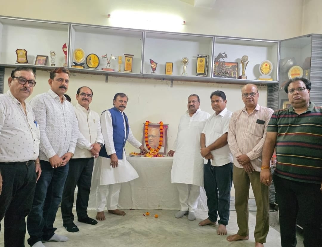 Lucknow News: राम प्रकाश गुप्त की जयंती पर दी श्रद्धांजलि