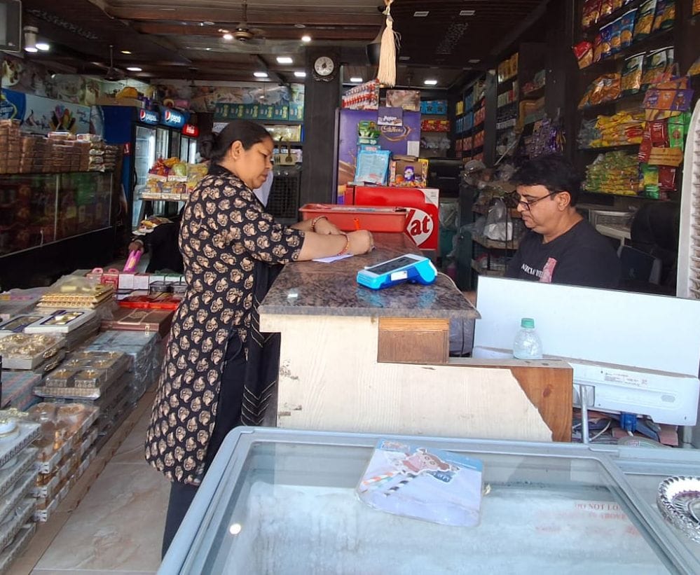 रुद्रपुर में मिठाई की दुकान पर जांच करती खाद्य सुरक्षा अधिकारी