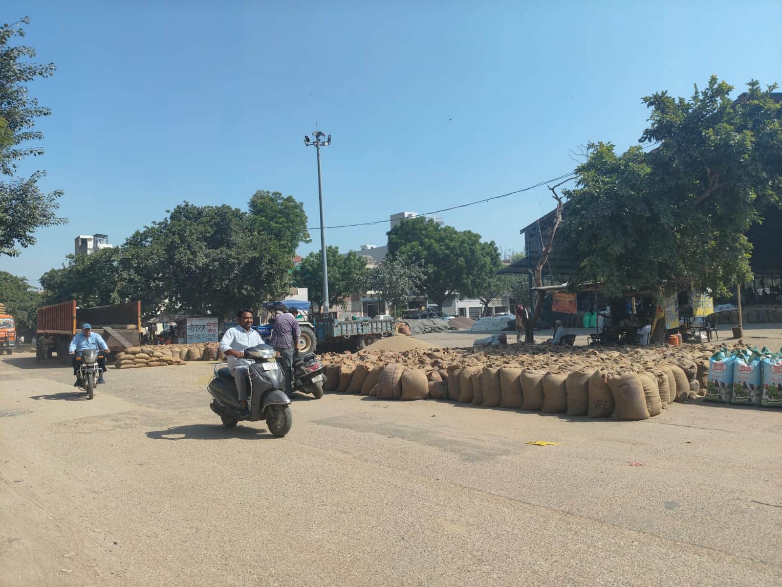 रेवाड़ी अनाज मंडी का दोपहर का दृश्य। संवाद