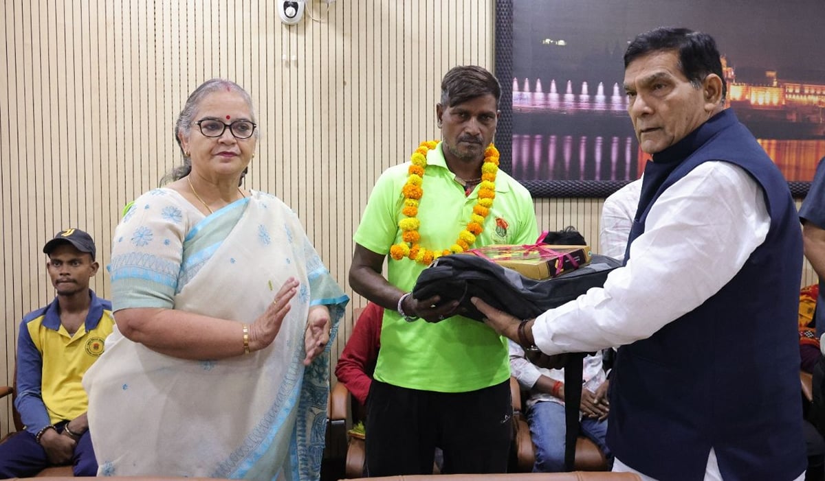 Lucknow News: सफाई मित्रों का सम्मान, मंत्री ने बांटी पीपीई किट