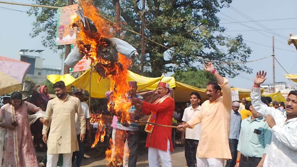 Mirzapur News: पीएम मोदी पर विवादित टिप्पणी के लिए कांग्रेस अध्यक्ष का फूंका पुतला