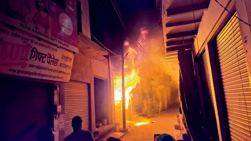 सहपऊ : कपड़े के शोरूम में लगी भीषण आग