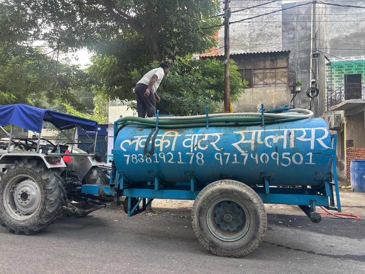 Noida News: एक टैंकर के भरोसे सैकड़ों परिवार