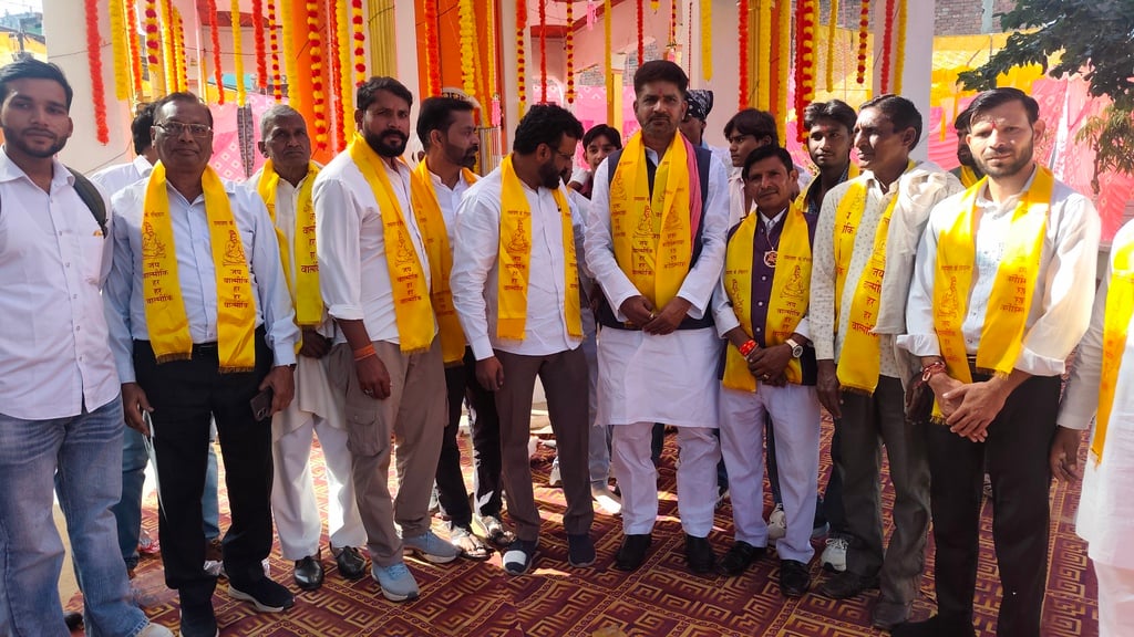 Meerut News: महर्षि वाल्मीकि जयंती पर खिवाई में निकाली शोभायात्रा
