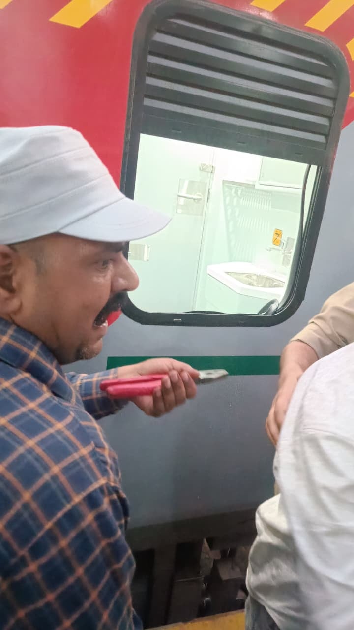 Shahjahanpur News: पीईटी स्पेशल ट्रेन के शौचालय में बंद हुआ अभ्यर्थी, खिड़की तोड़कर निकाला