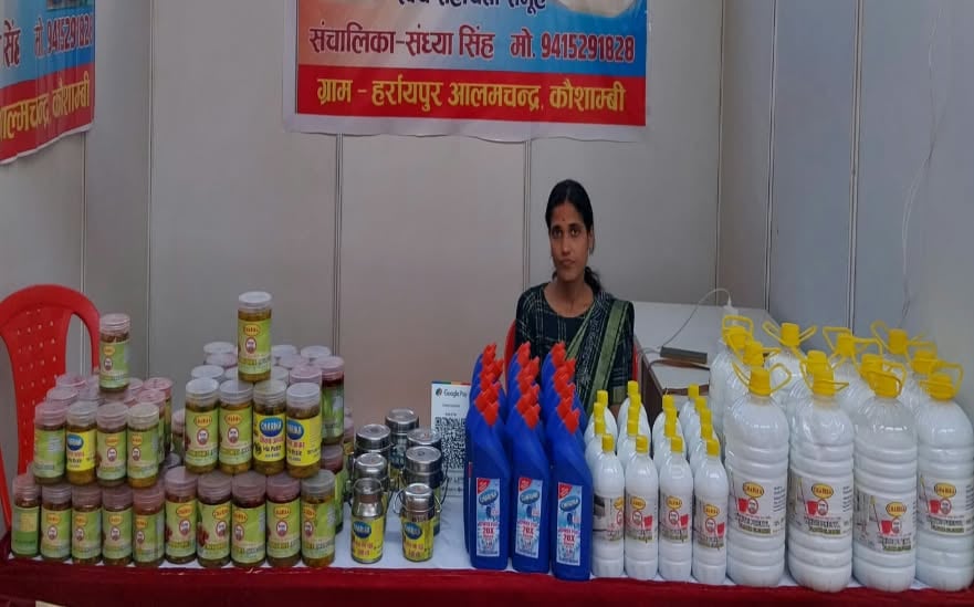 Kaushambi News: चारिका ब्रांड से अचार और सफाई उत्पाद बनाकर आत्मनिर्भर बन रहीं संध्या