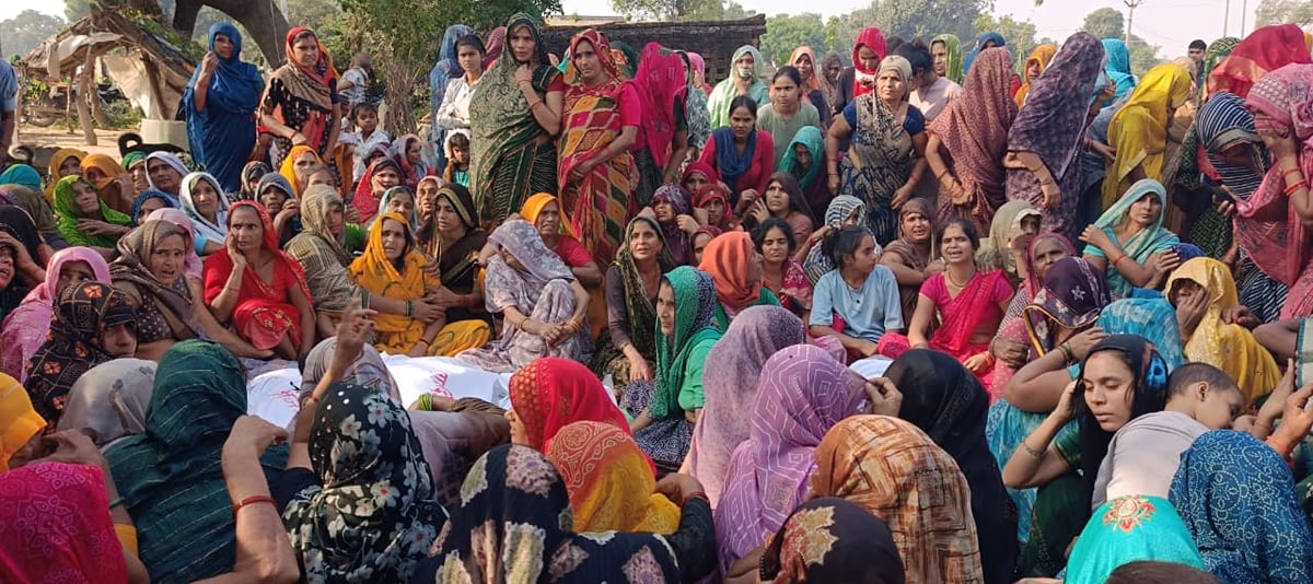 Firozabad News: पिता से पहले नियति ने कर दिया विदा, आंगन सूना कर गईं बेटियां