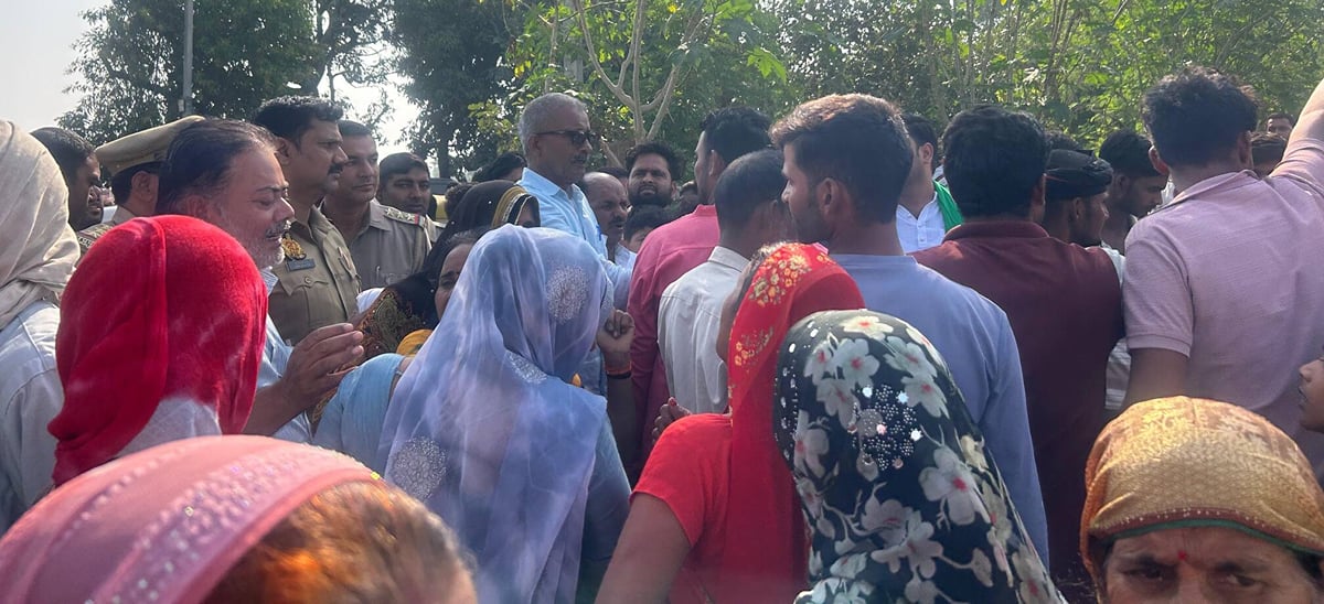 Firozabad News: शव दफनाने से पहले जाम लगाने की कोशिश, मुआवजे की मांग पर बिगड़ा माहौल