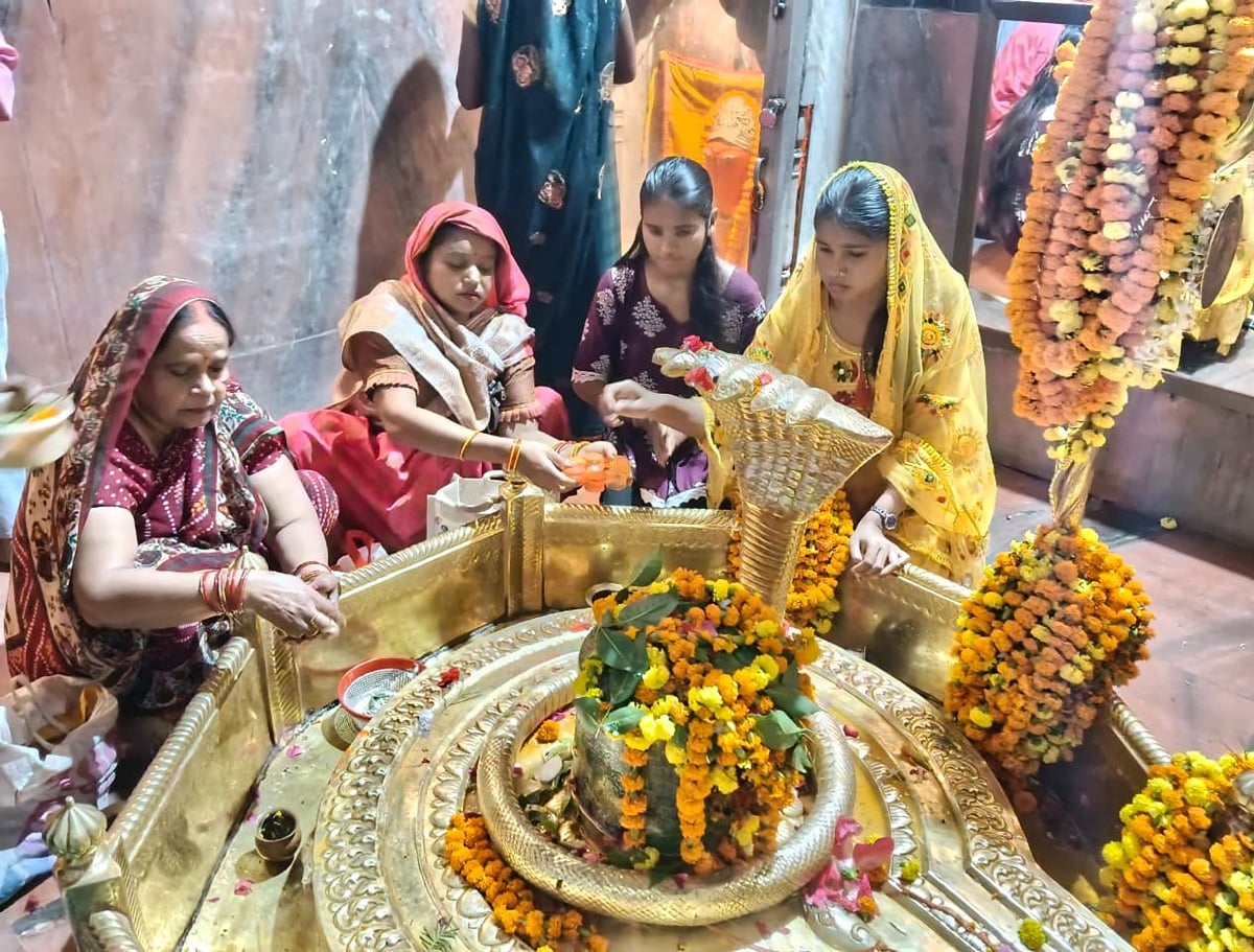 Bhadohi News: शरद पूर्णिमा की रात बाबा बड़े शिव धाम में जुटे श्रद्धालु