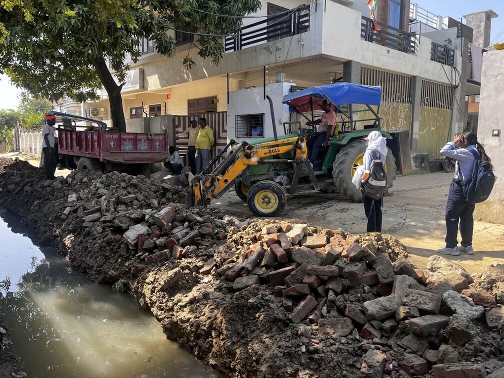 Ayodhya News: शांतिपुरम कॉलोनी में सड़क से हटने लगा मलबा