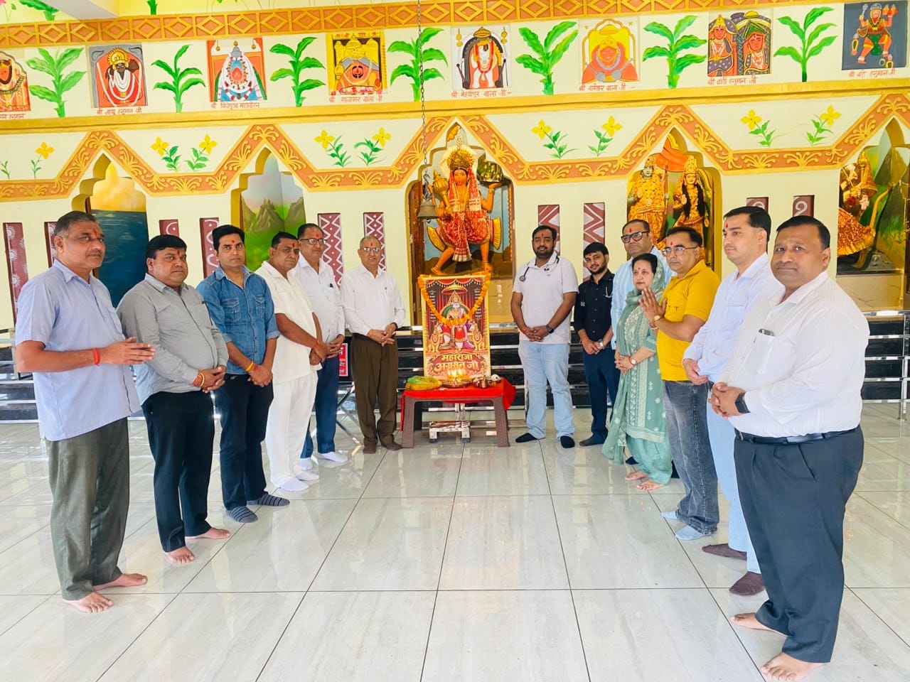 शिविर के शुभारंभ से पहले प्रार्थना करते अतिथि व अन्य। आयोजक