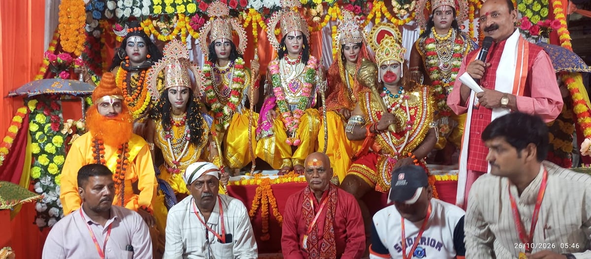 Mirzapur News: भरत मिलाप में निकली 25 झांकियां, श्रीराम के उद्घोष से गूंजा तिलठी
