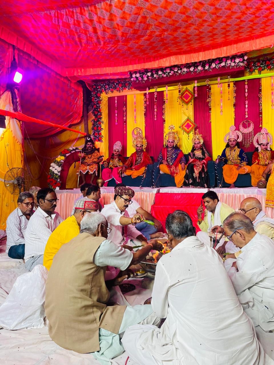 Mau News: वैदिक मंत्रोच्चार के बीच हुआ भगवान राम का राज्याभिषेक
