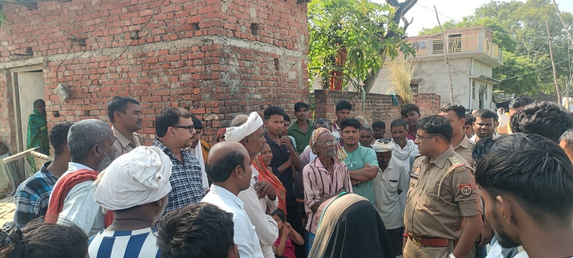 Mau News: जमीन के विवाद में मारपीट के बाद महिला की मौत, हत्या का आरोप
